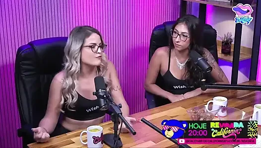 Zwei Hotties in Einer Show Des Dirtytalks - Bruna Carlos Und Luciana Picchi