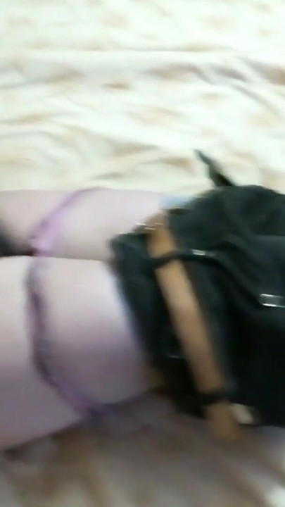 Saya melancap melihat pepek berbulu ibu tiri saya yang cantik, saya mahu mengongkeknya. | Klip 2