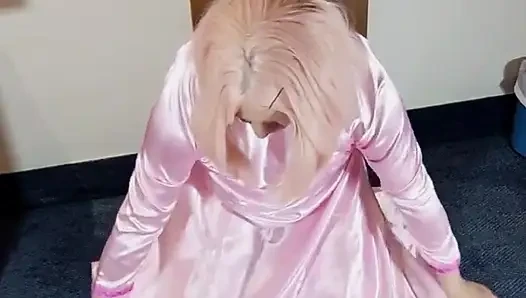 Ultra parlak seksi pembe saten içinde ateşli travesti