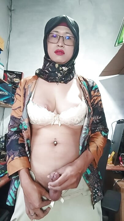 Store Bryster Hijab TS onanerer, indtil hun kommer