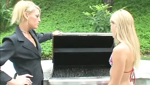 Orta yaşlı seksi kadın ve genç kız için açık havada lezbiyen sikişi