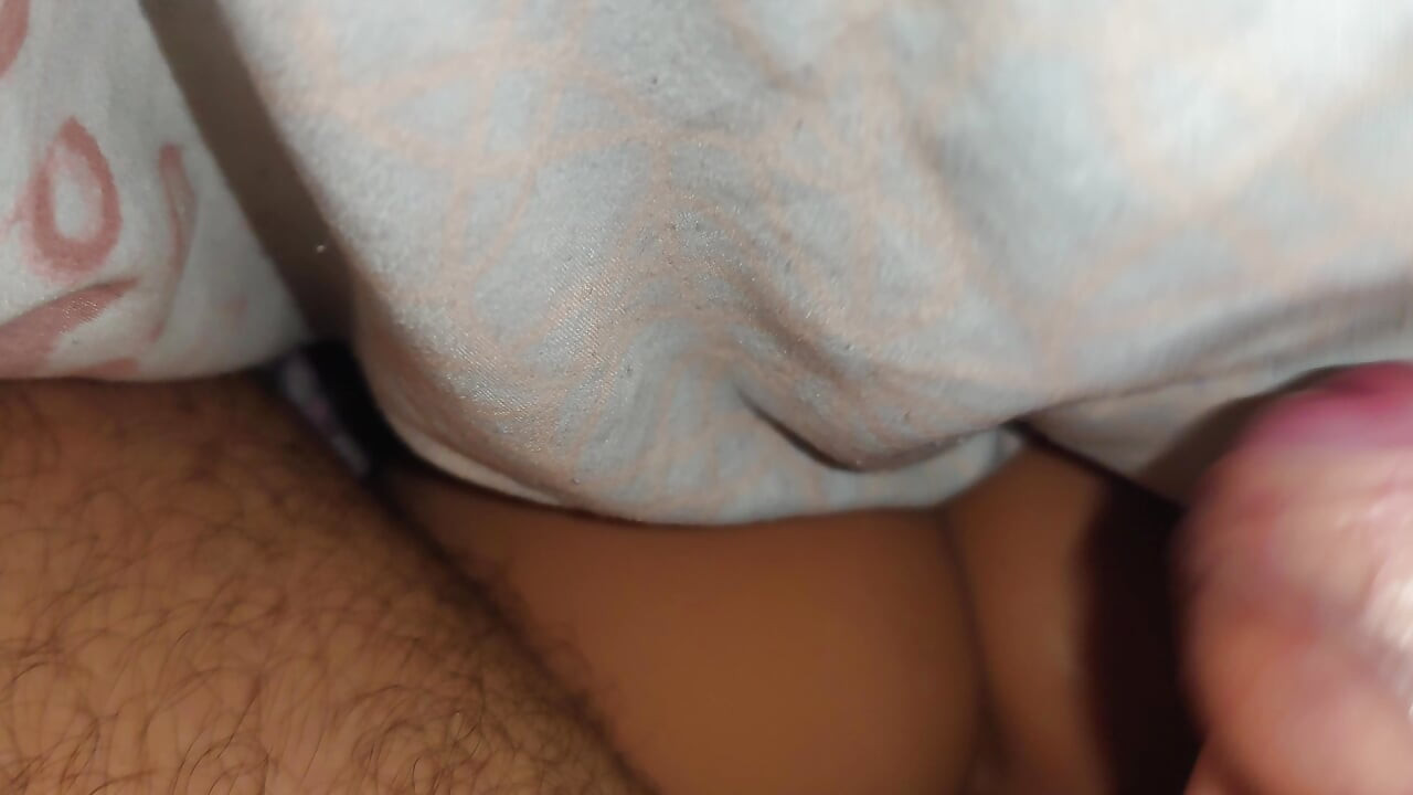 Jovem gêmea brinca com seu papai e um brinquedo anal