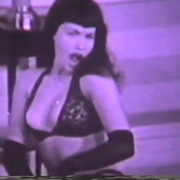 Une nana vintage à la coiffure à l'ancienne enlève sa lingerie sexy