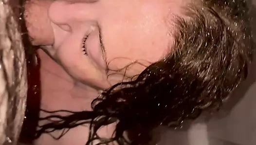 Kızıl saçlı ateşli evli kadın duşta sakso çekiyor ama