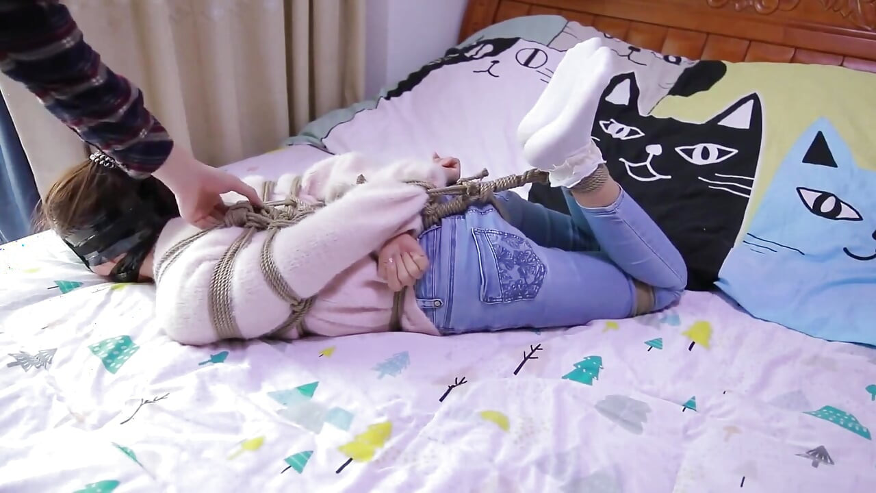Hui13 - constrângerea blugilor slabi și șosetelor albe
