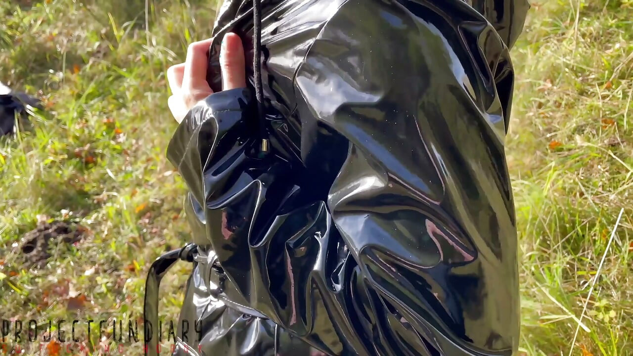 Exhibitionistisches mädchen, gerade in Regenmantel gekleidet, fickte pOV an einem sonnigen tag im park