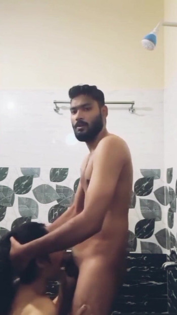 Momento da condividere da "Perché hai chiamato la moglie del tuo amico in bagno e se la spoglia nuda?"