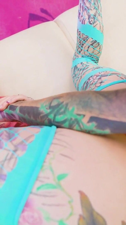 야생 쓰리섬에서 문신을 한 자지를 공유하는 문신한 소녀들 | 흑인 대물 자지와 섹스하는 흑인 대물