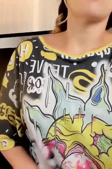 鄰家學生用手指插屁眼，用玩具高潮