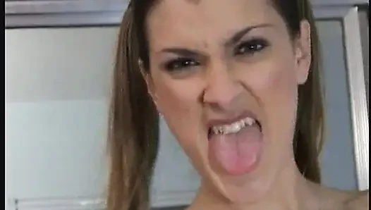Tante sange ini lagi asik fingering memeknya yang menetes dan kencing di kamar mandi