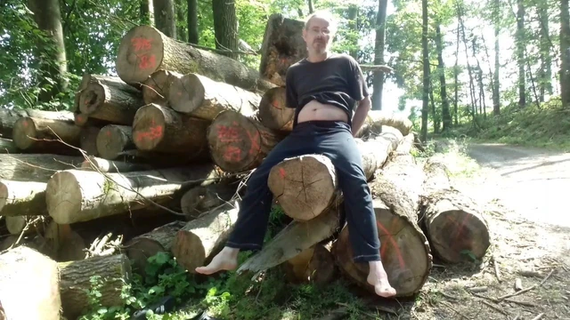 Pissen auf dem Baumstamm01