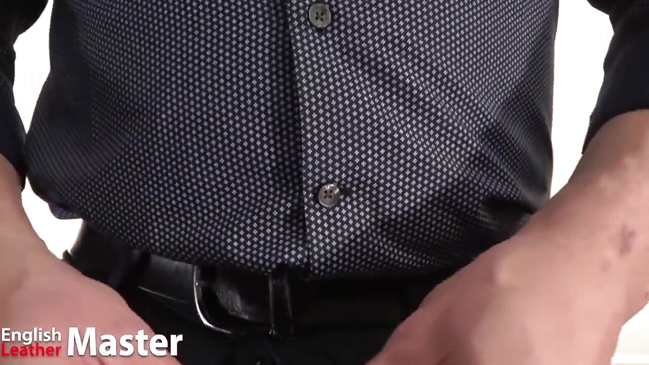 Bu guru lagi asik masturbasi dan nyuruh