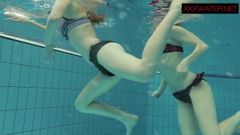 Nastya et Libuse s'amusent sous l'eau