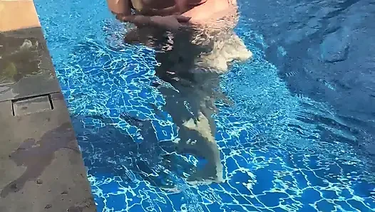 Hari kolam renang: istri semok lagi asik bersenang-senang sama kekasihnya. Toket besar, matahari, dan kontol besar