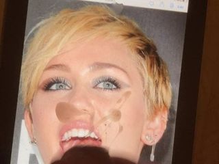 Miley Cyrus con omaggio