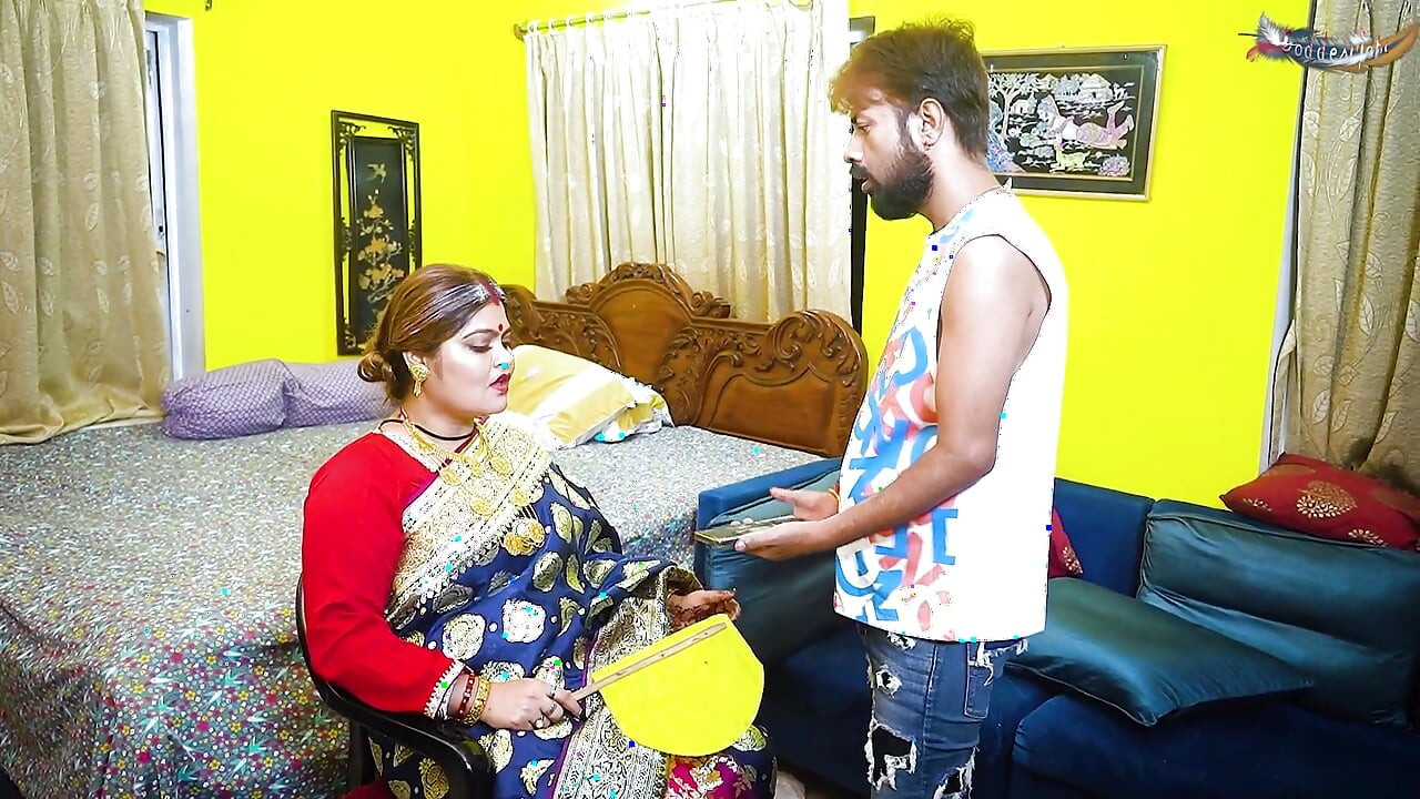 India más vieja madrastra folla con su hijastro cuando estaban solos en casa Hindi Audio
