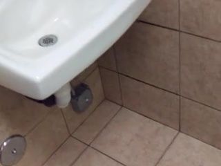 Gniazdo toalety publicznej i sperma