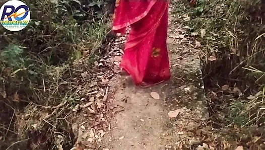 Ich ging einen spaziergang im dschungel desi-dorf und ich hob meine sari hoch und zeigte meinen arsch, brüste und muschi und eingeführt m