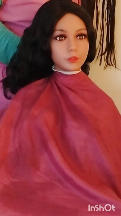 Sessão de modelagem com capa de corte de cabelo da Lindsey, boneca sexual peituda