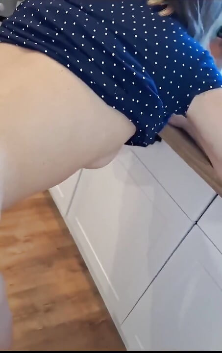 Chorros, humillación e inserción de utensilios de cocina - una esposa caliente / milf se la follan duro en la cocina y en la mesa de comedor