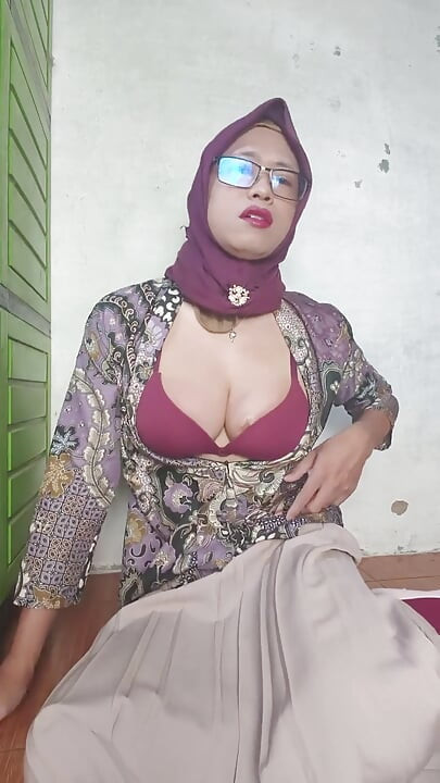 Big Boobies Hijab Shemale Mitha Dildoing Her Asshole