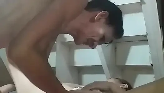 Yalamak için nazikçe amını öpüyor
