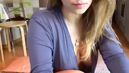 Юная блондинка скачет на дилдо