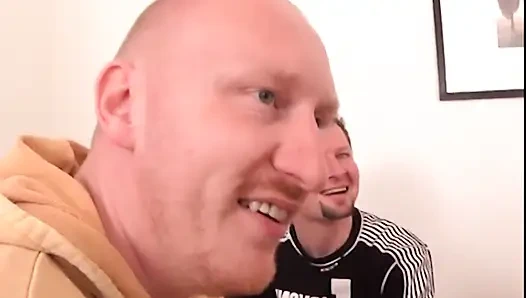 Pelacur lapar mengisap kontol seperti hidupnya tergantung pada itu