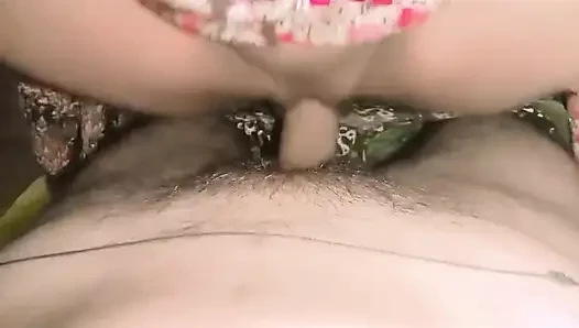 Istri menunggangi penis besarku dan menikmati seks. Video seks pasangan desa India