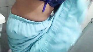 India babe mostrando tetas con la masturbación