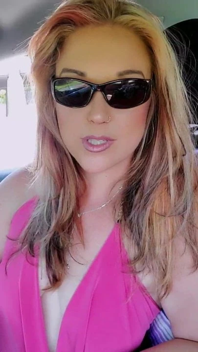 Hermosa mujer en coche