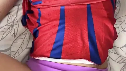 Heiße cheerleaderin mit einem dicken arsch fickt zwei schwänze