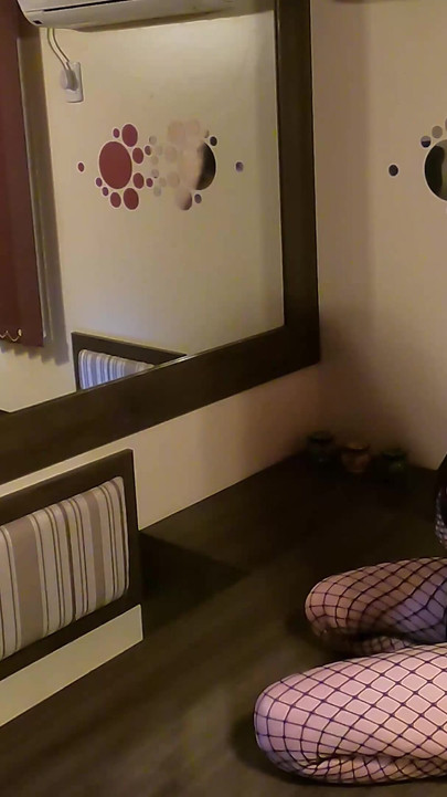 Îmi place să mă masturbez uitându-mă la mine în oglindă - DOLLSCULT | Clip 1