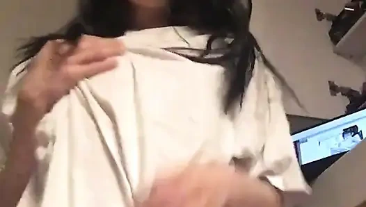 Aku terbawa suasana saat mencoba wig baruku