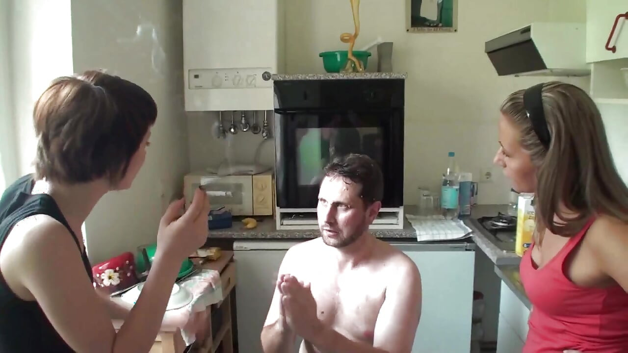 Kouří, plivají mu na obličej a on vítá popel
