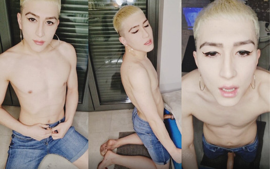 Femboy in pantaloncini di jeans e piedi sporchi si scopa un farsetto trasparente