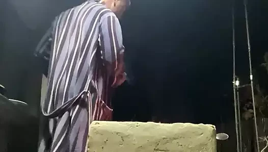 Azgın dışarıda yemek pişiriyor