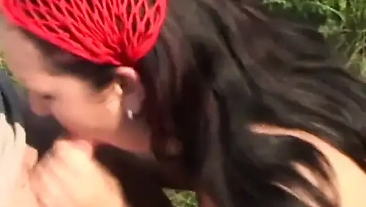 Tante seksi ngentot di taman