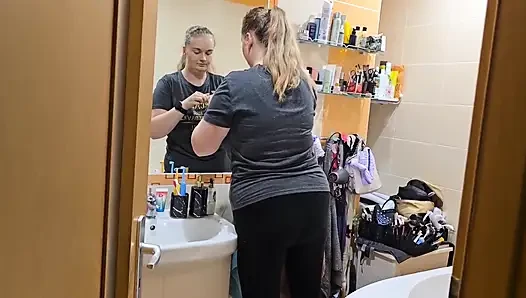 Karımın hazırlanmasını izliyorum... Çok iyi görünüyor - ayna makyajı rutini