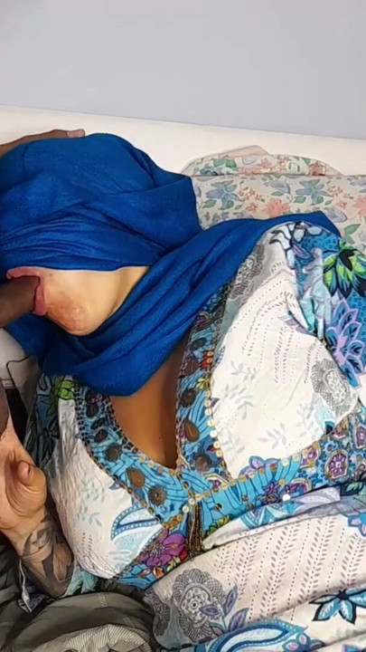 Arab woman in hijab sucks her perverted neighbor's black cock after he shows it to her on the balcony | Clip 1
