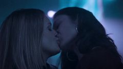 Olga Kurylenko dans une action lesbienne torride du film Sentinelle