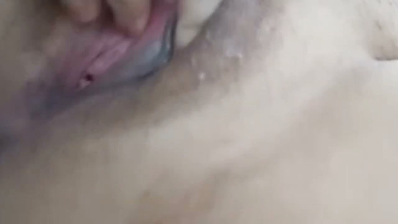 Hermosa chica se masturba hasta el clímax