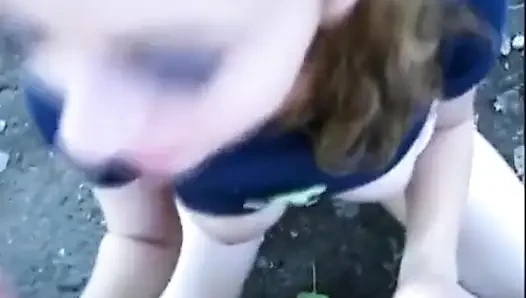 Blonde amateur-schlampe gibt geilen blowjob im freien mit gesichtsbesamung