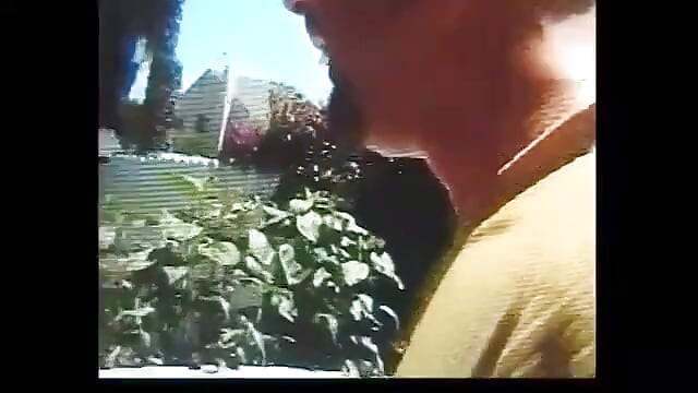 Bahçede büyük memeli kızla sikişiyor