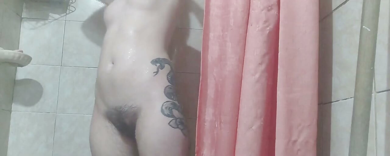 Făcând baie și bărbierindu-mi corpul