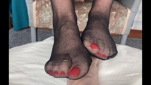 Mrs Mature Feet showing you all her sexy Feet, toes and soles. Video is part of a series showing her feet and toes. Part 3