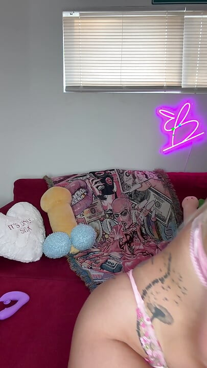 Peituda Elana esguicha em solo sexy