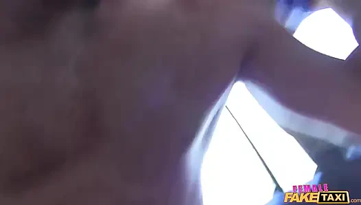 Female fake taxi - geile max mit dicken titten geht ein risiko ein, blankziehen auf einem parkplatz und landet einen dreckigen autofick &analer spaß