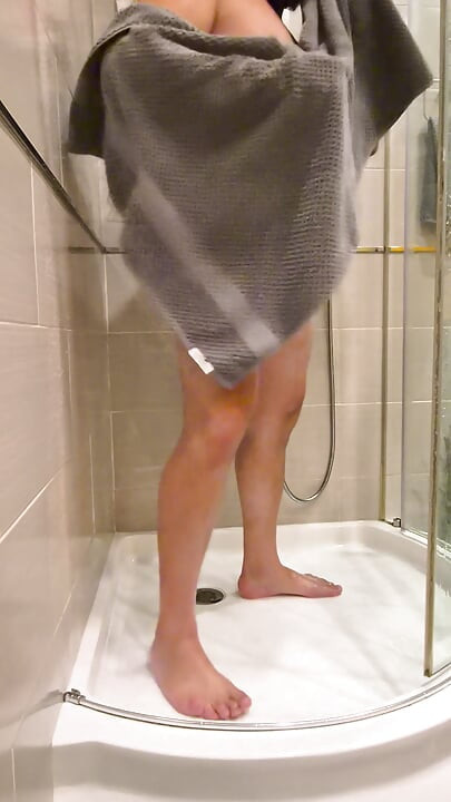 Amatööri suihku alaston show perse kukko penis