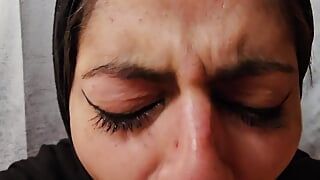 Mia Niqab close-up diep in de keel
